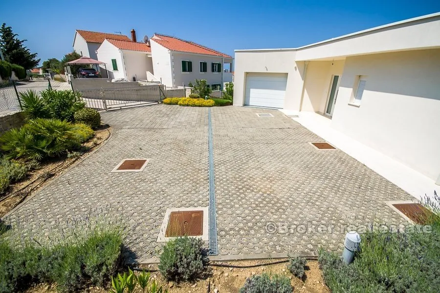 novoizgrađena vila prvi red do mora - slika 13