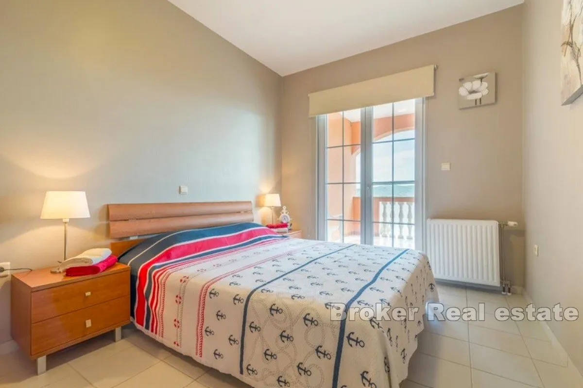 kuća s više apartmana prvi red do mora - slika 14