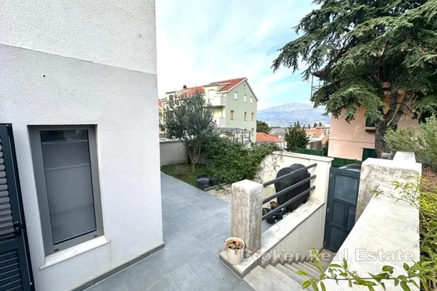 moderan stan s privatnim bazenom i garažom – prizemlje kuće, marjan - slika 9