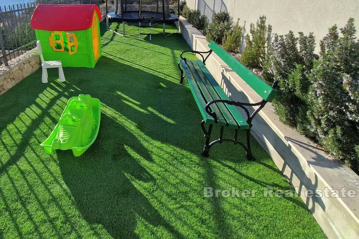 dvije manje kuće s bazenom i pogledom na more - slika 14
