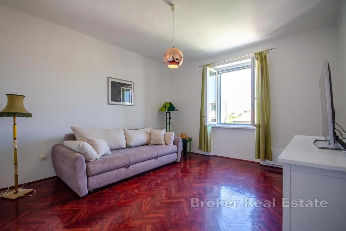 dvosoban apartman s parkingom u samom centru - slika 1