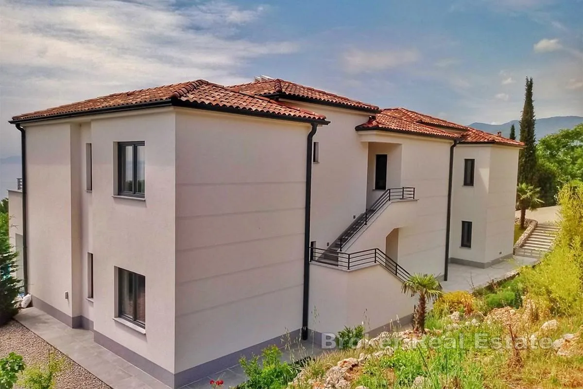 kuća s dva stana, bazenom i pogledom na more - slika 2