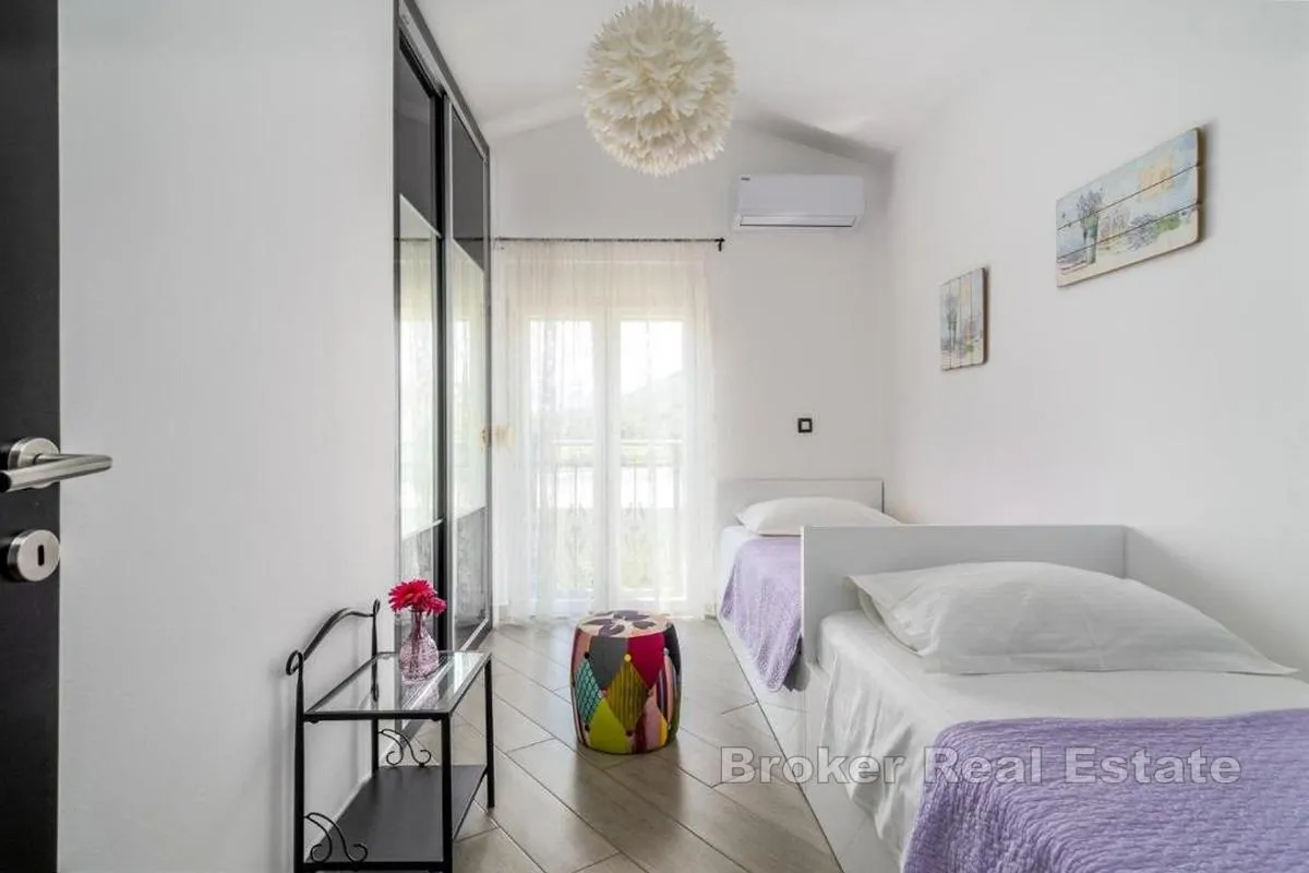 vila s bazenom i prostranom okućnicom - slika 14