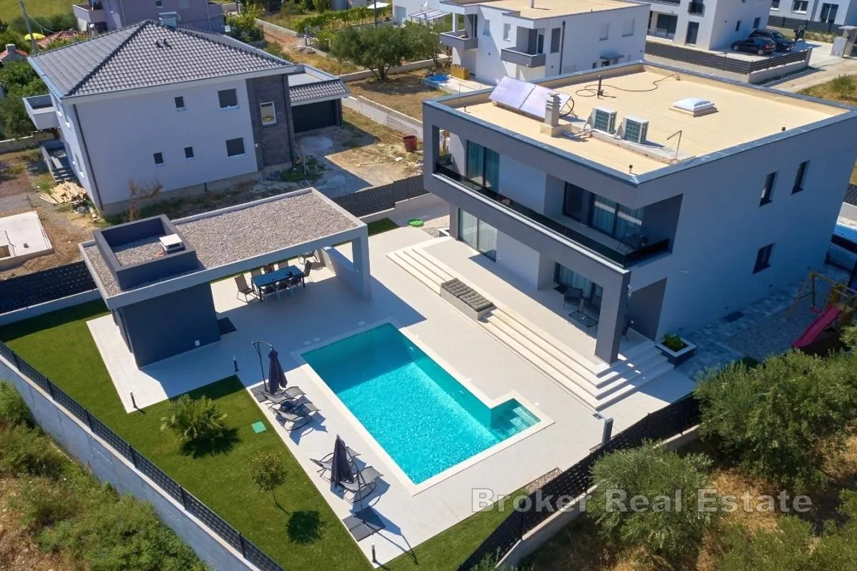 novoizgrađena villa s bazenom - slika 4