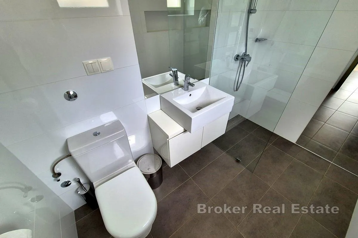 atraktivni apartman na tri etaže s pogledom na more - slika 11