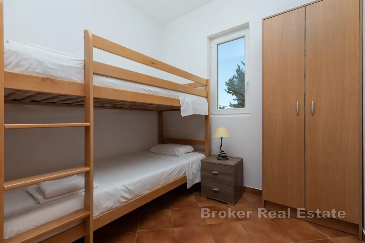 dvosobni apartman s pogledom na more - slika 8