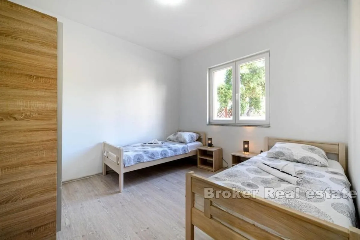 kuća sa građevinskim zemljištem u prvom redu do mora - slika 7