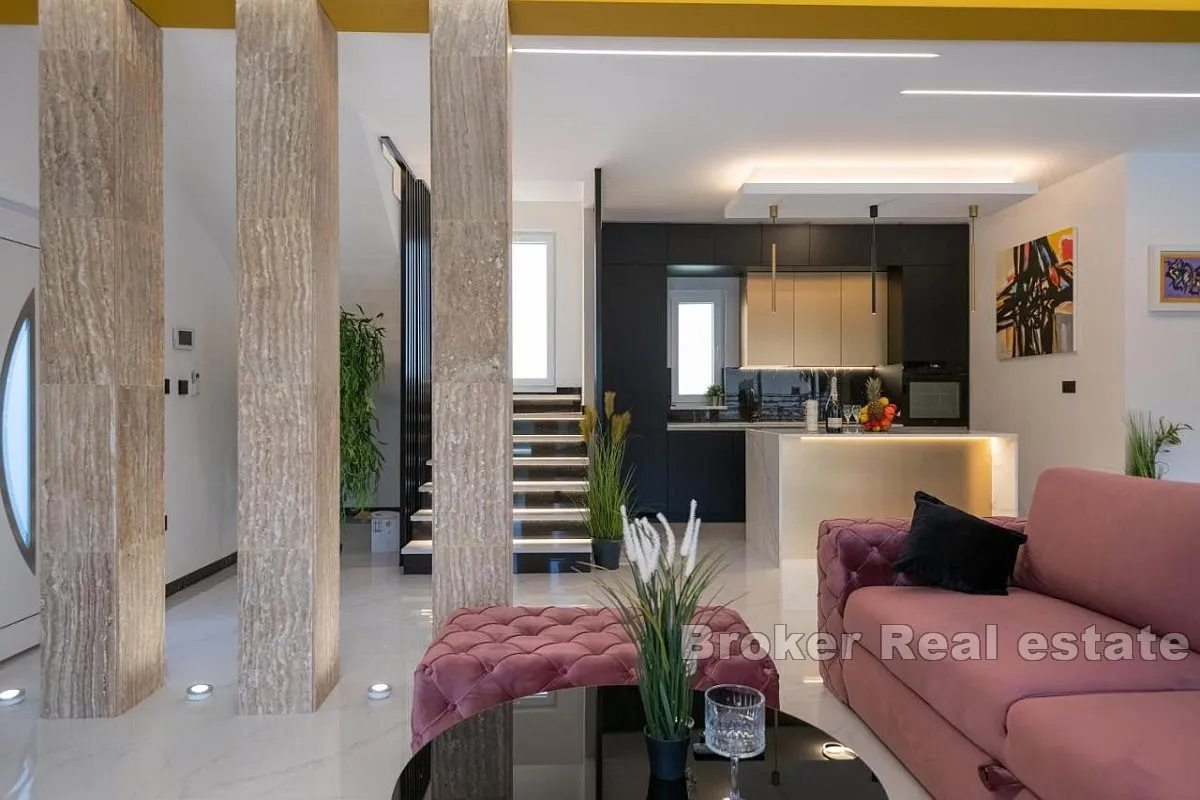moderna vila s bazenom smještena u prirodnom okruženju - slika 4