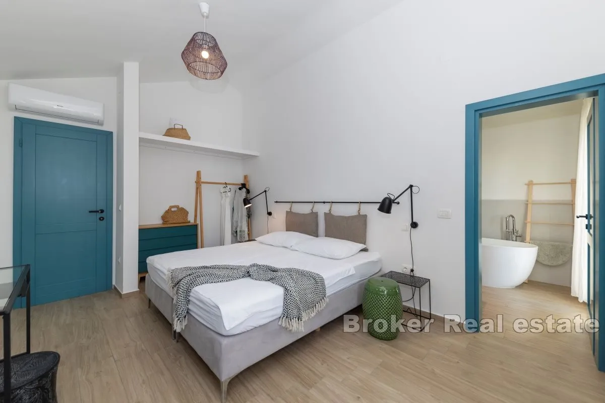 vila s unutarnjim bazenom u blizini mora - slika 10