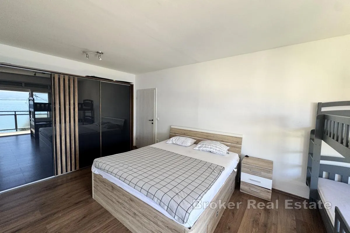 dvosoban apartman s pogledom na more - slika 7