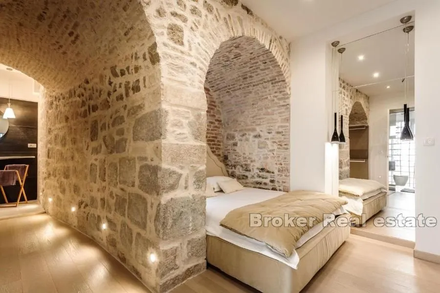 apartman u centru grada - slika 3