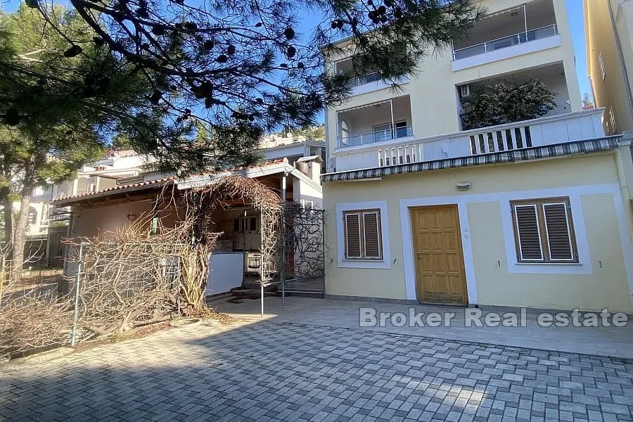 apartmanska kuća u prvom redu do mora - slika 2