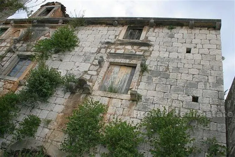 Ruševna kamena kuća, na prodaju - Lastovo