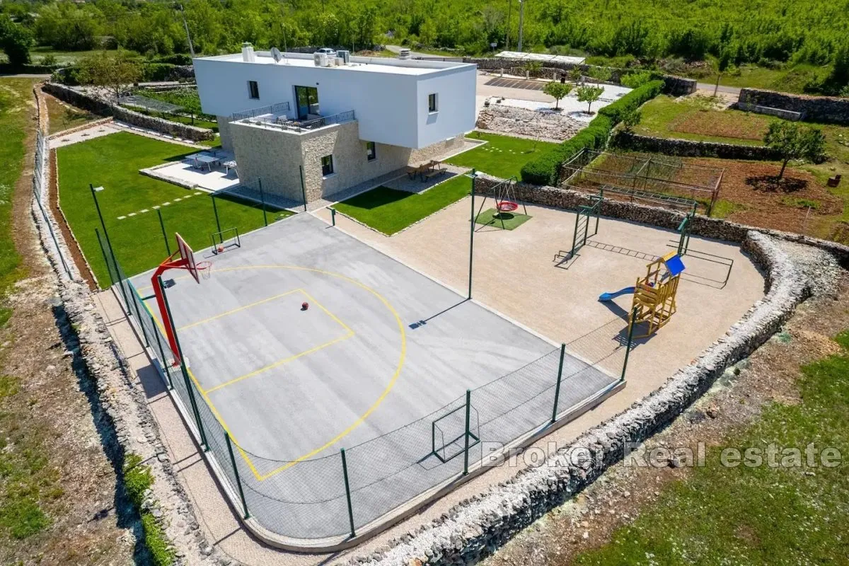 ekskluzivna villa s bazenom i velikim vrtom - slika 12