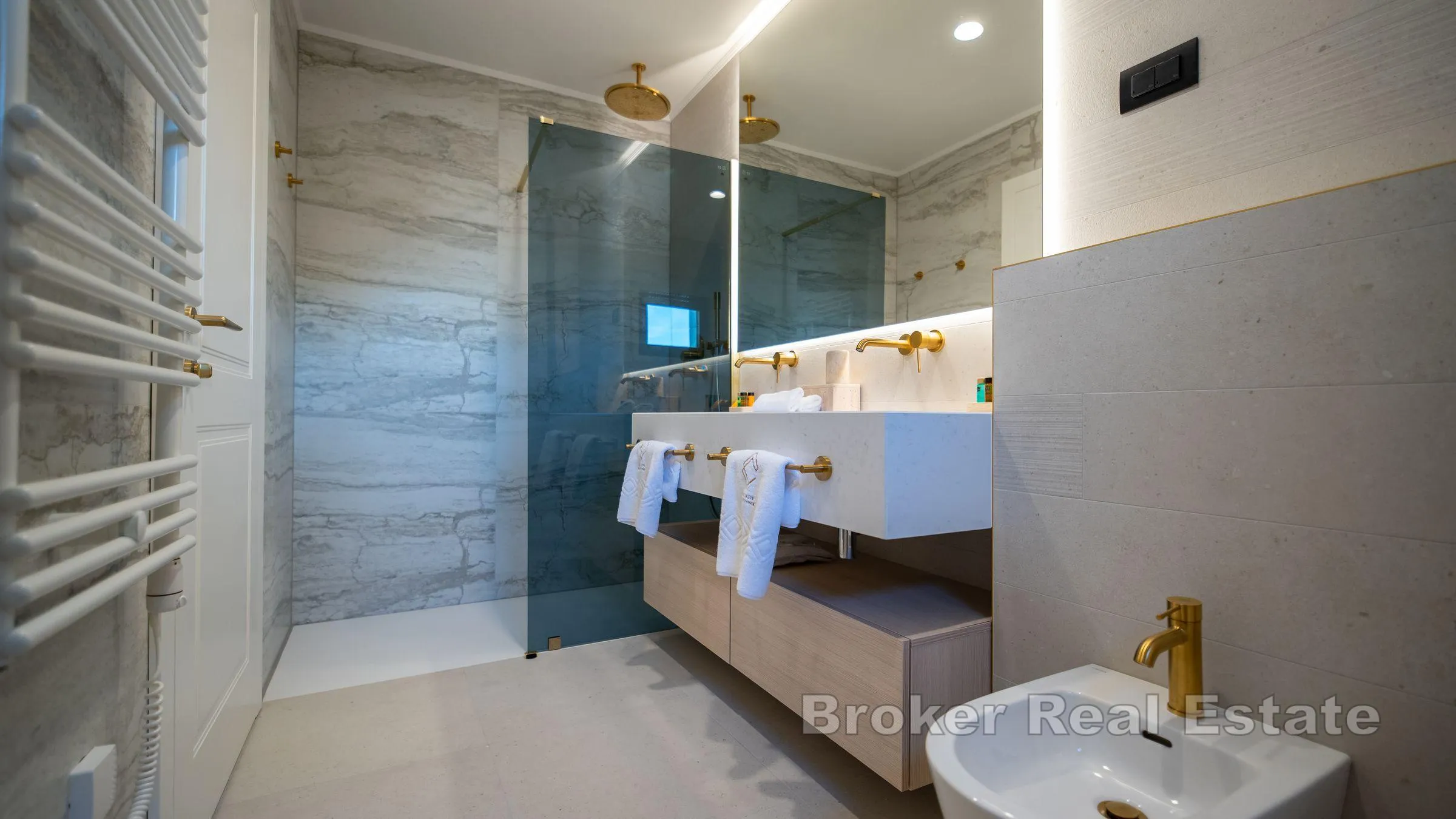 apartmanska kuća u centru - slika 23