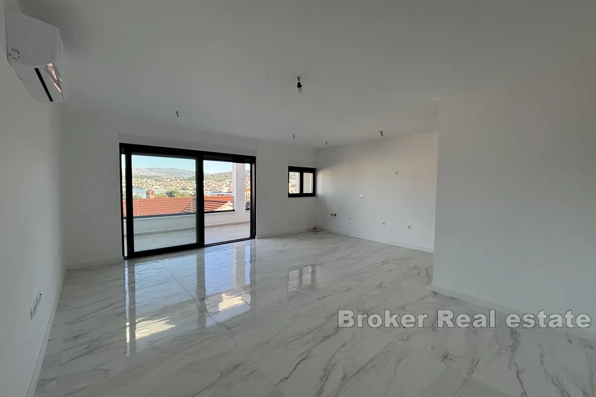 prostrani penthouse s pogledom na more - slika 2