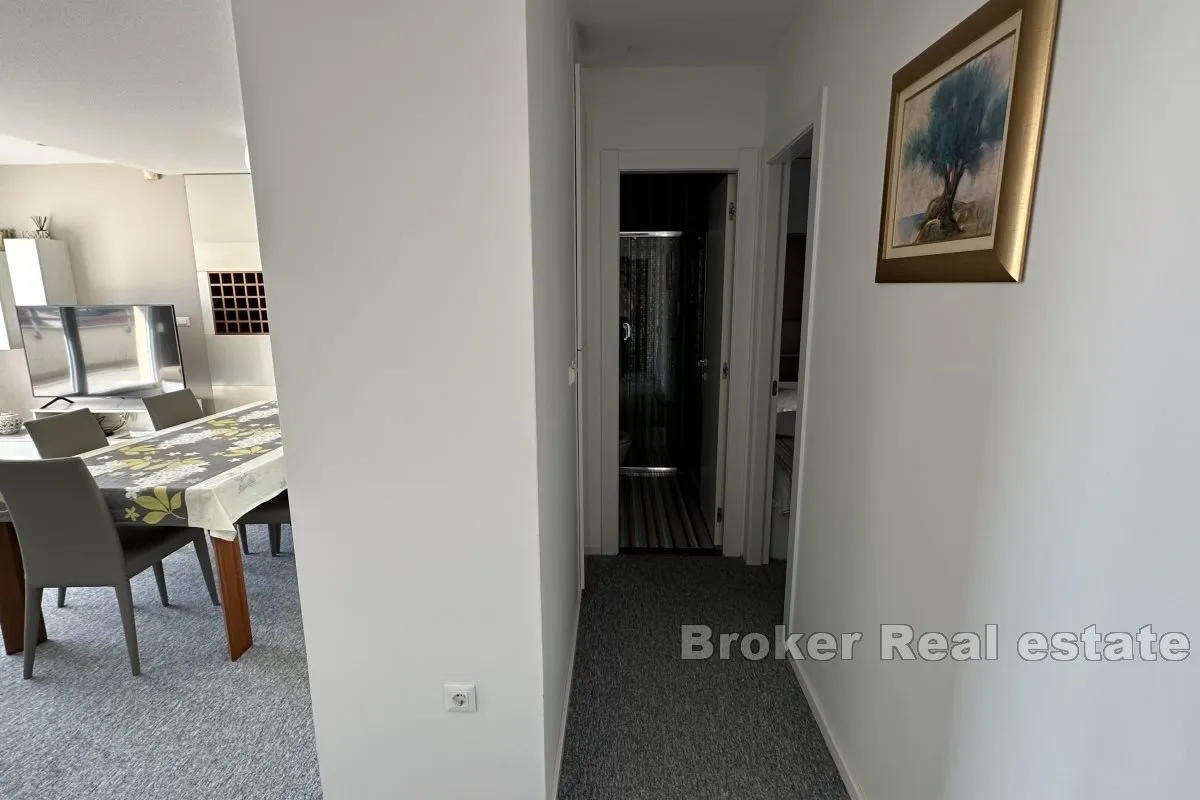 atraktivan penthouse s velikom terasom i jacuzzijem - slika 6