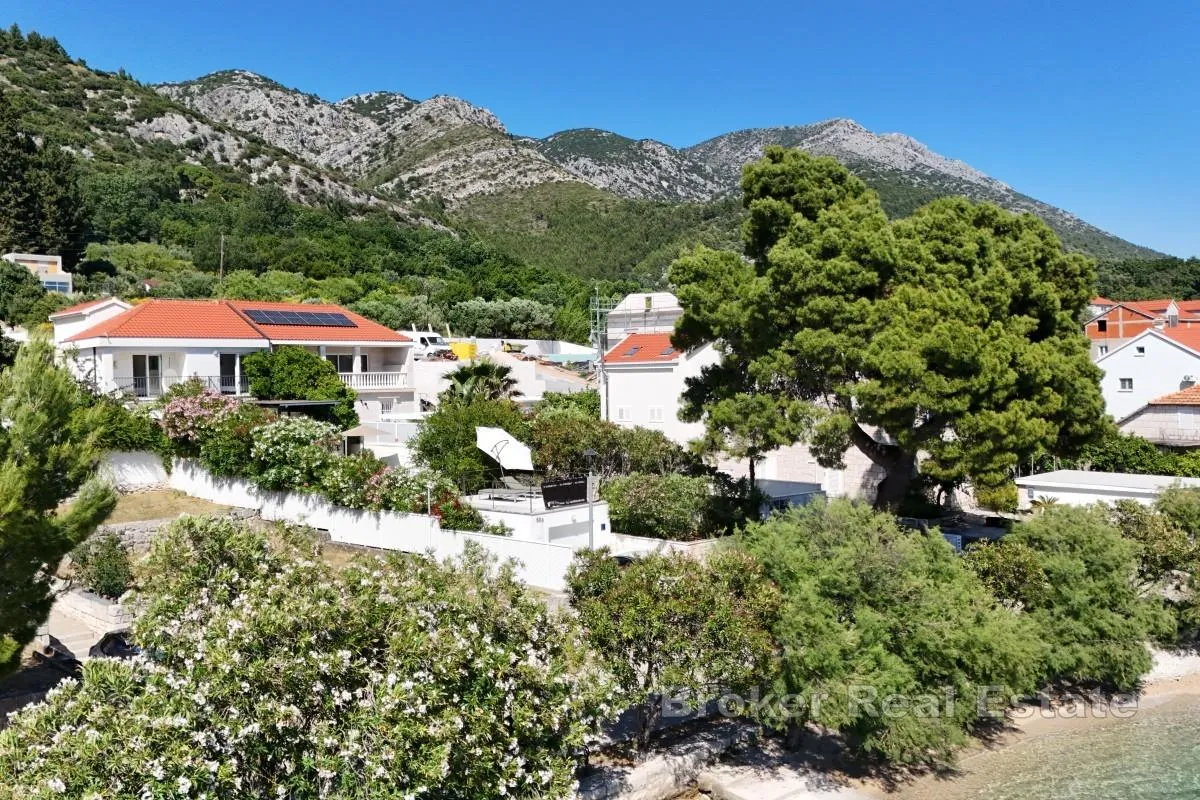 vila s bazenom u prvom redu do mora - slika 5