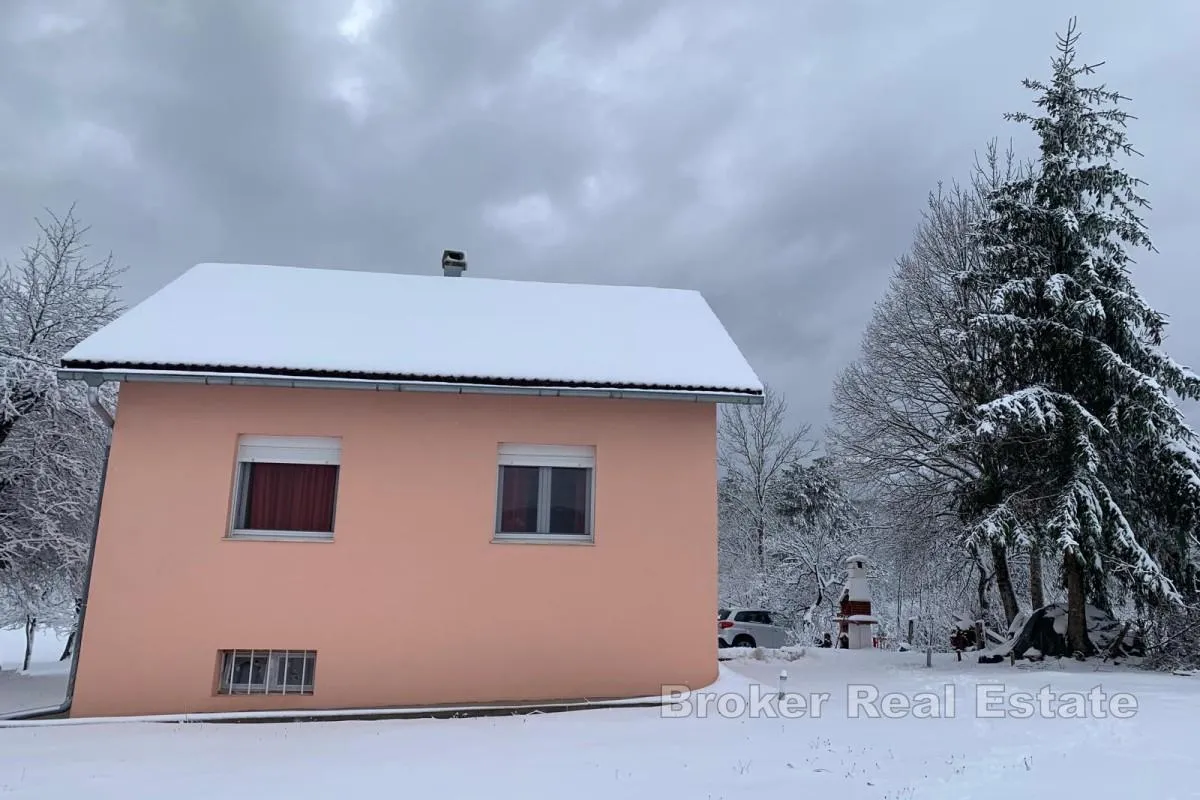 kuća u prirodi s velikom okućnicom - slika 6