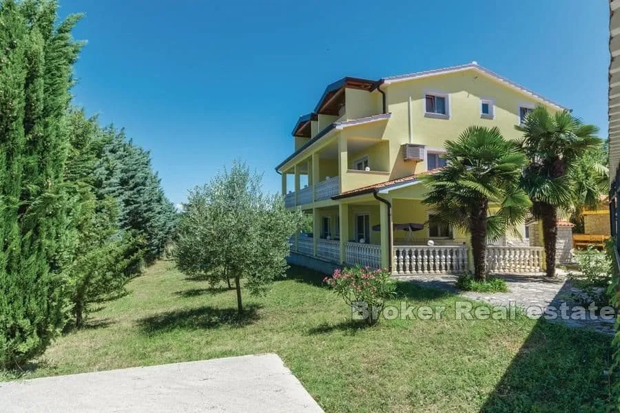 kuća s bazenom i prostranom okućnicom - slika 4