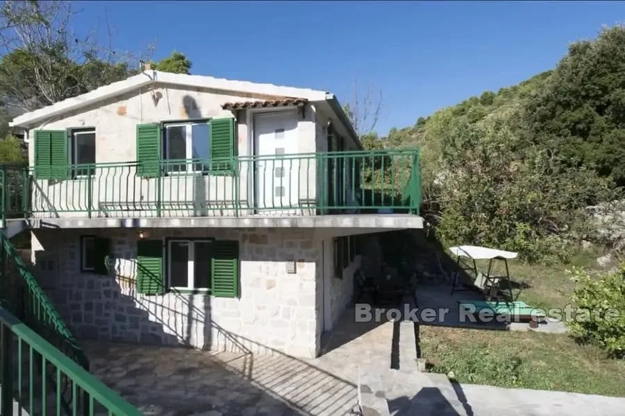 kamena kuća blizu mora - slika 2