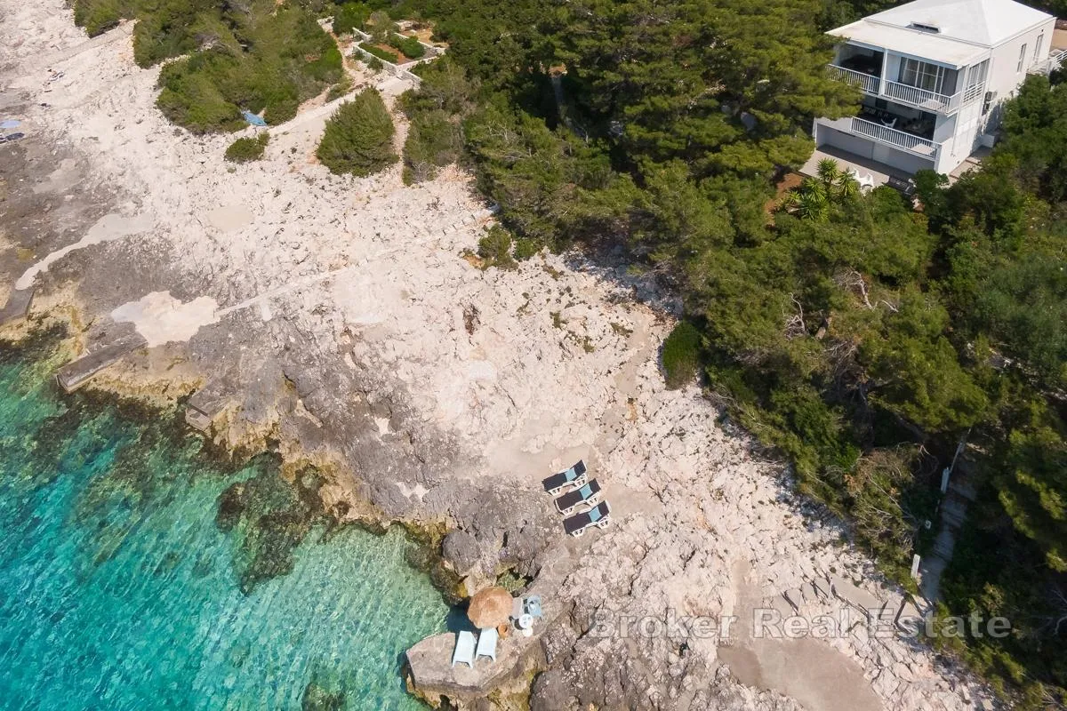 Mediteranska vila smještena uz samu morsku obalu - Korčula