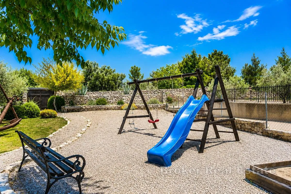 luksuzna kamena vila s bazenom - slika 21