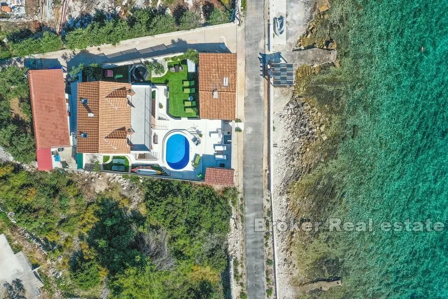 kamena kuća s bazenom uz more - slika 12