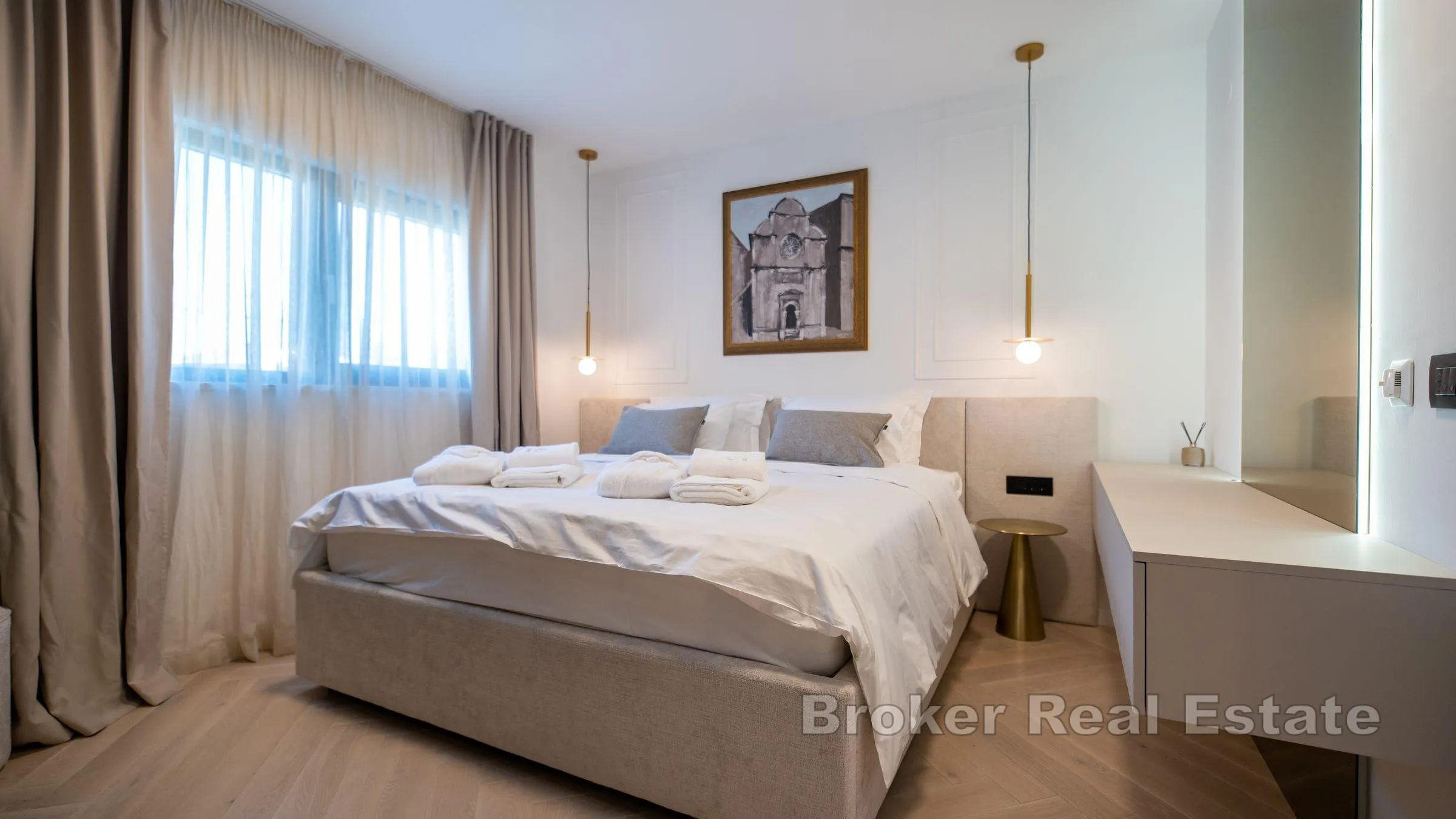 apartmanska kuća u centru - slika 8