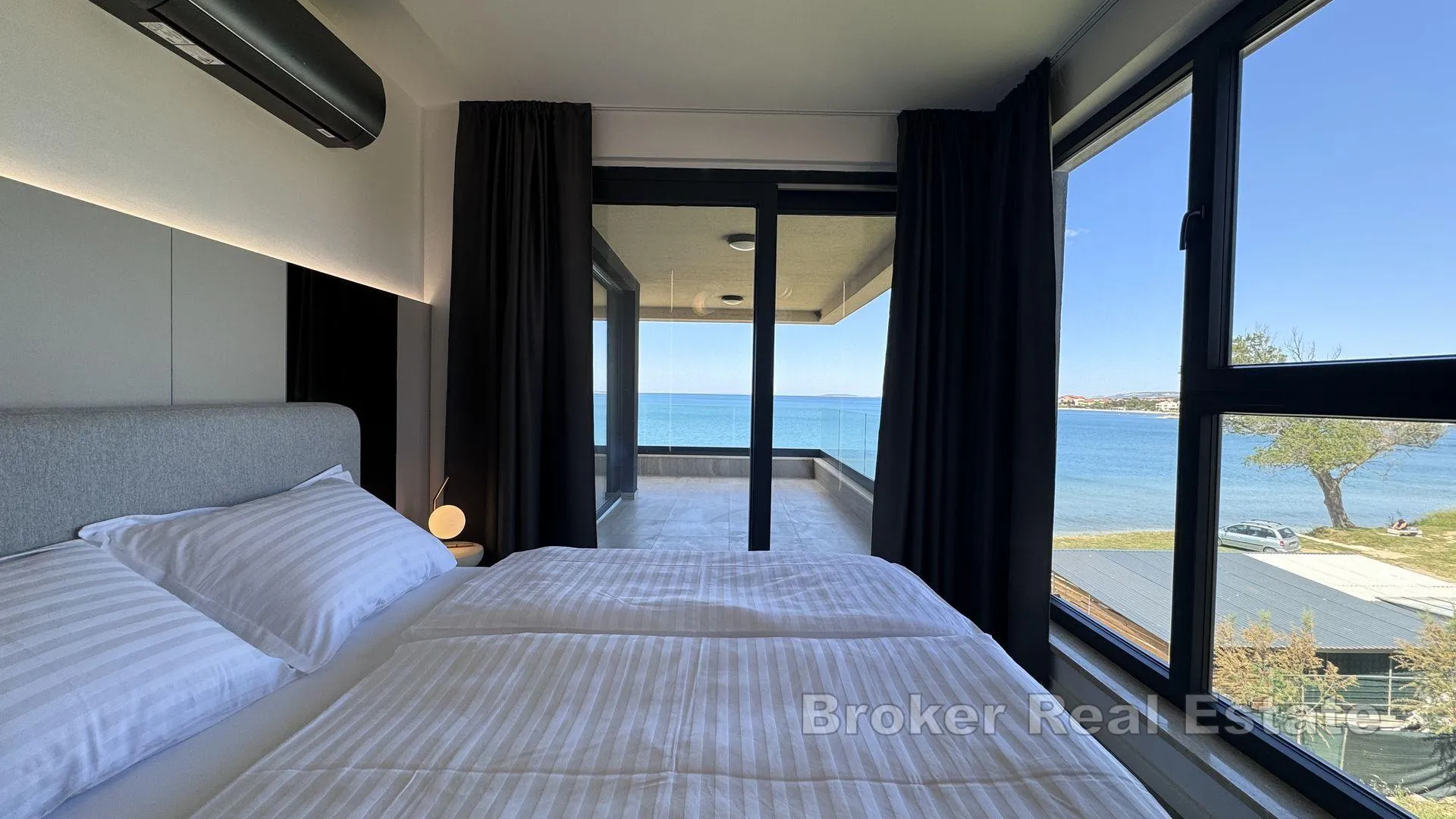 luksuzan penthouse u prvom redu do mora - slika 11