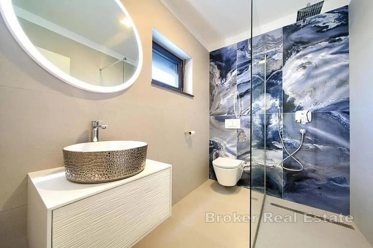 moderan dvoetažni apartman s bazenom - slika 9