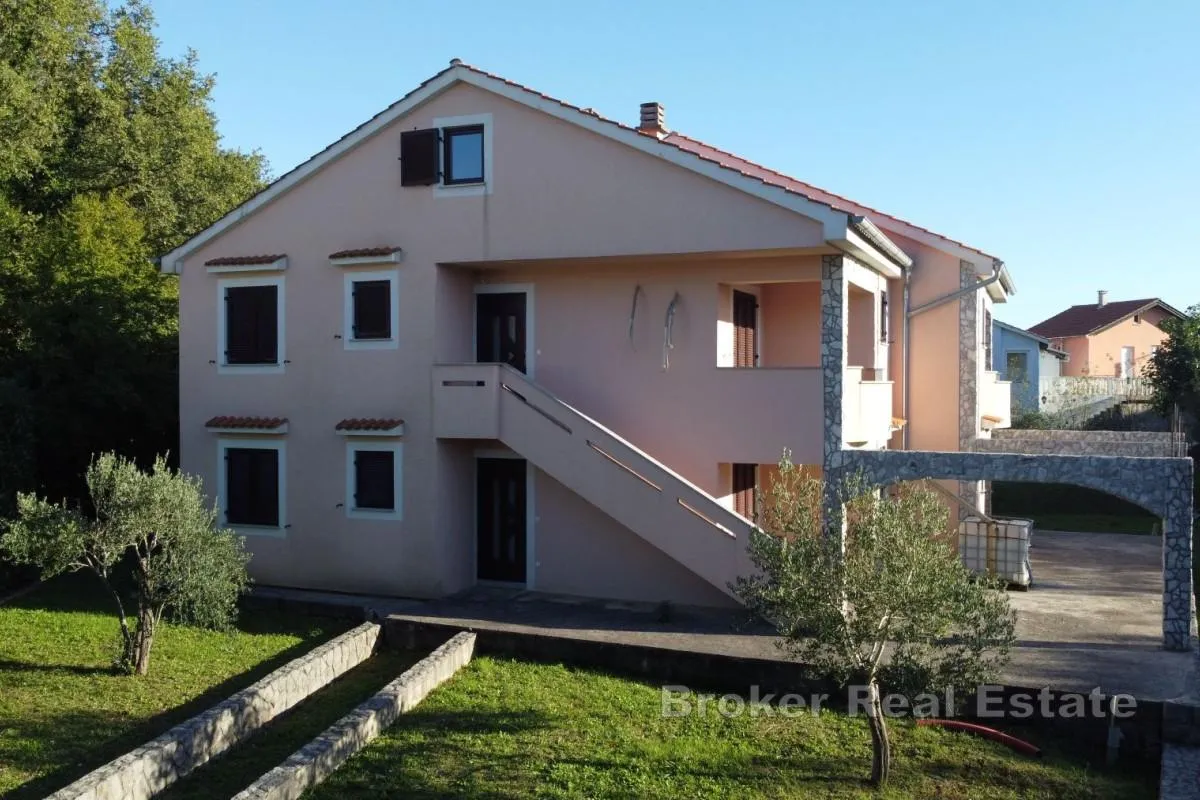 kuća sa četiri apartmana i potkrovljem na mirnoj lokaciji - slika 2