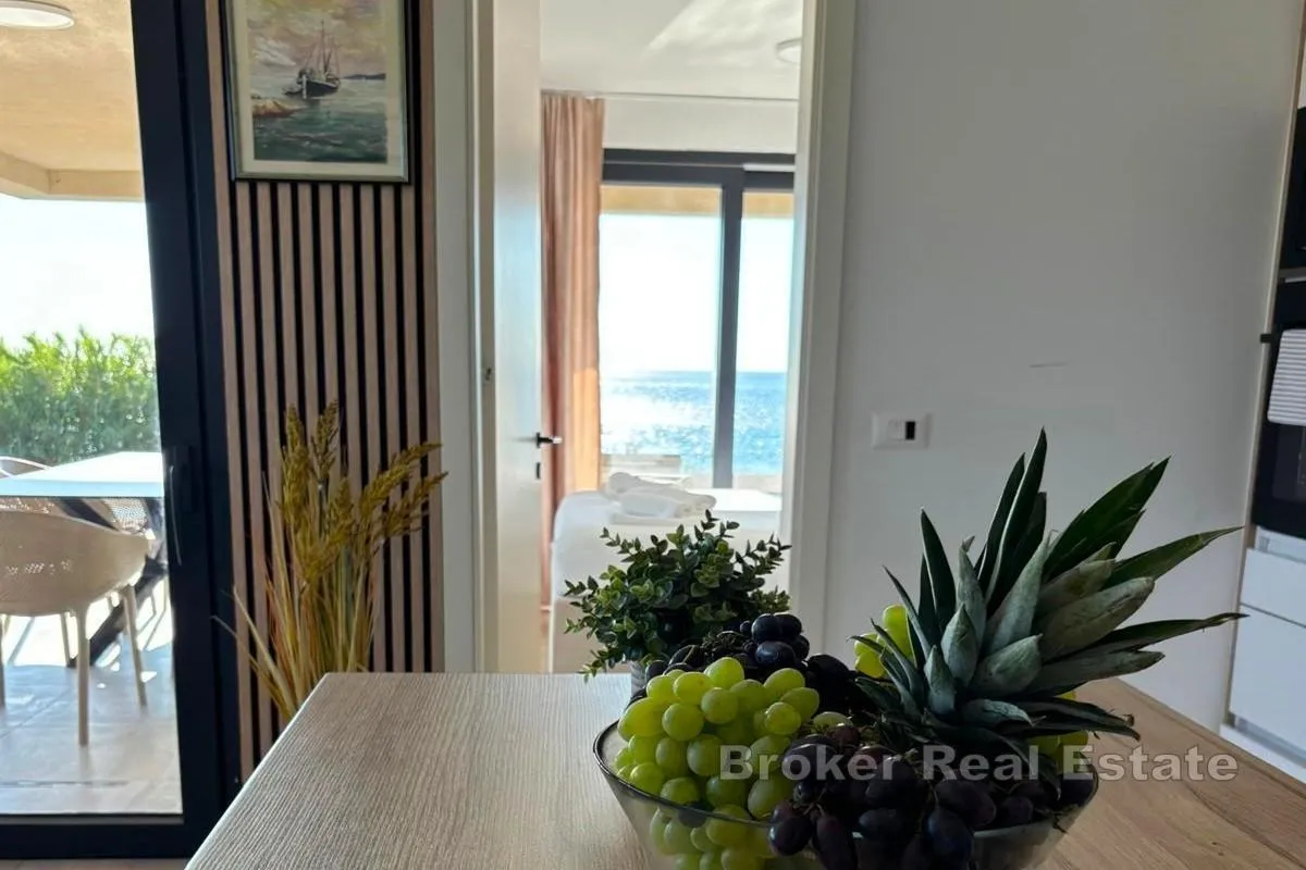apartman prvi red do mora s bazenom - slika 9