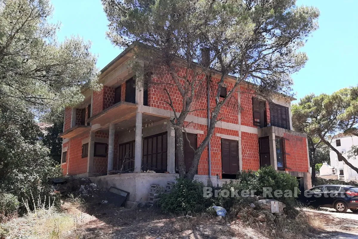 Nedovršena apartmanska kuća u prvom redu od mora - Hvar