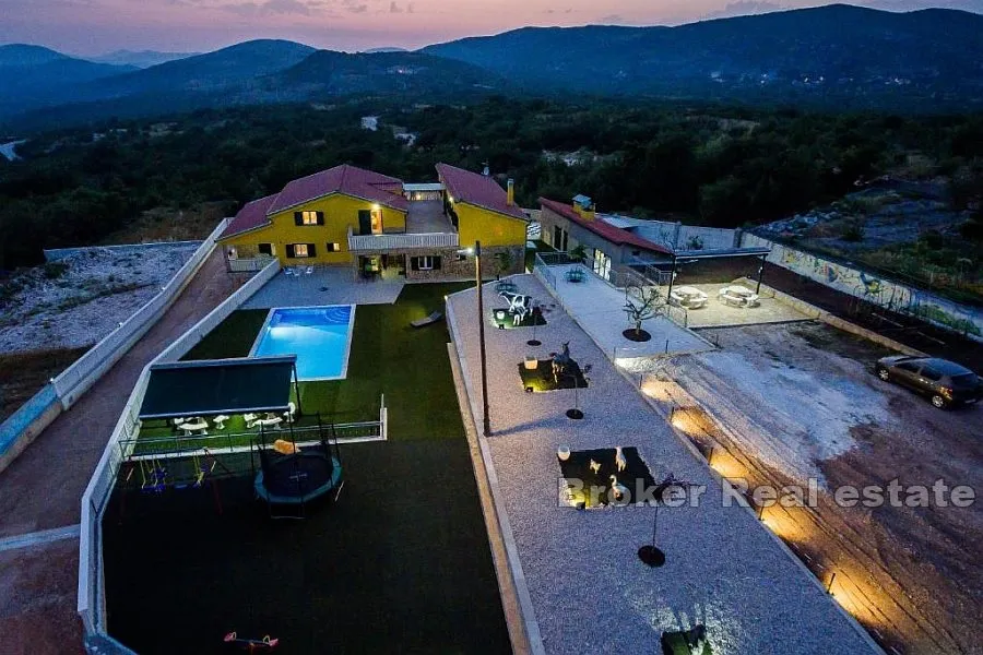 vila s bazenom u prekrasnoj prirodi - slika 19
