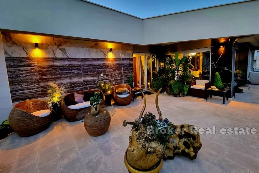 luksuzan penthouse s otvorenim pogledom na more - slika 11