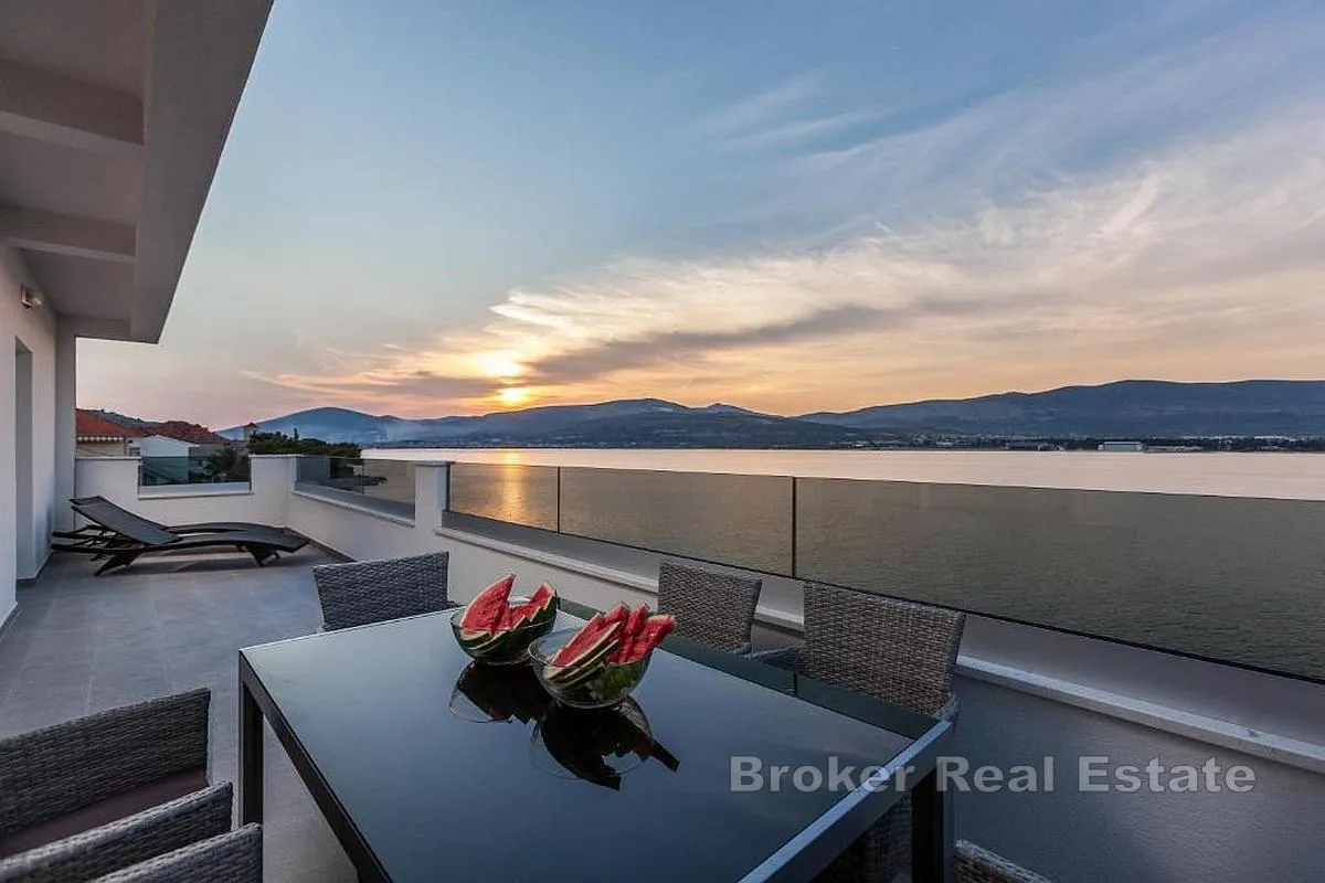 Moderna apartmanska kuća u prvom redu do mora - Žedno, Trogir