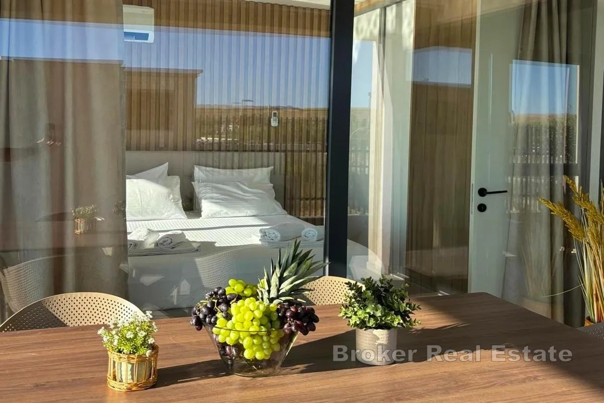 apartman prvi red do mora s bazenom - slika 12