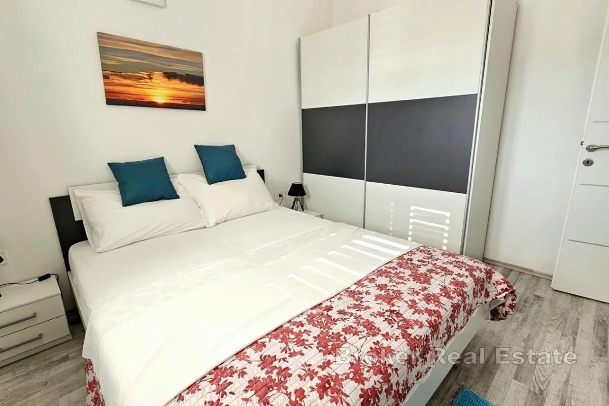 duplex kuća s bazenom i velikom okućnicom - slika 7