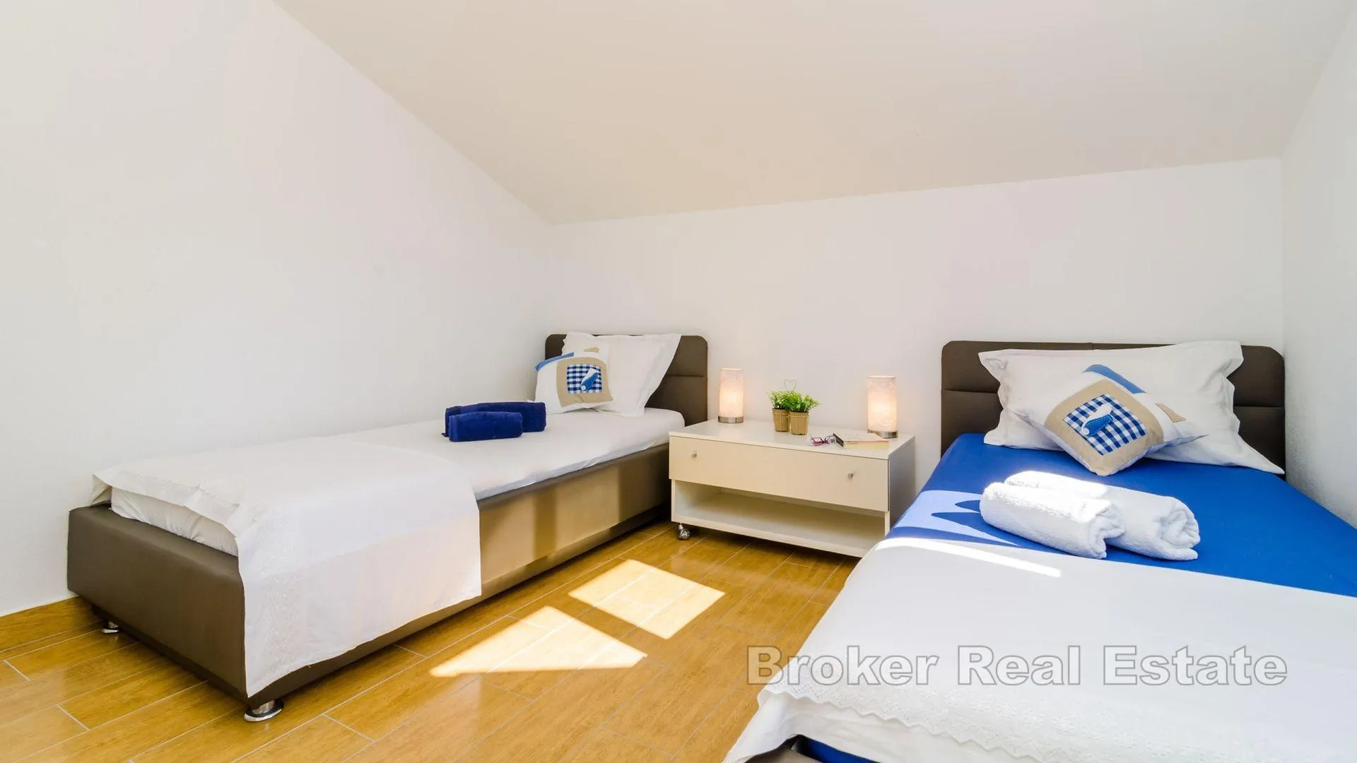 apartmanska kuća u prvom redu do mora - slika 20