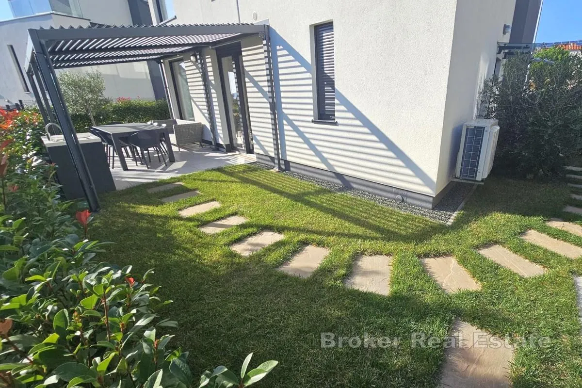 dvoetažni apartman s vrtom - slika 2