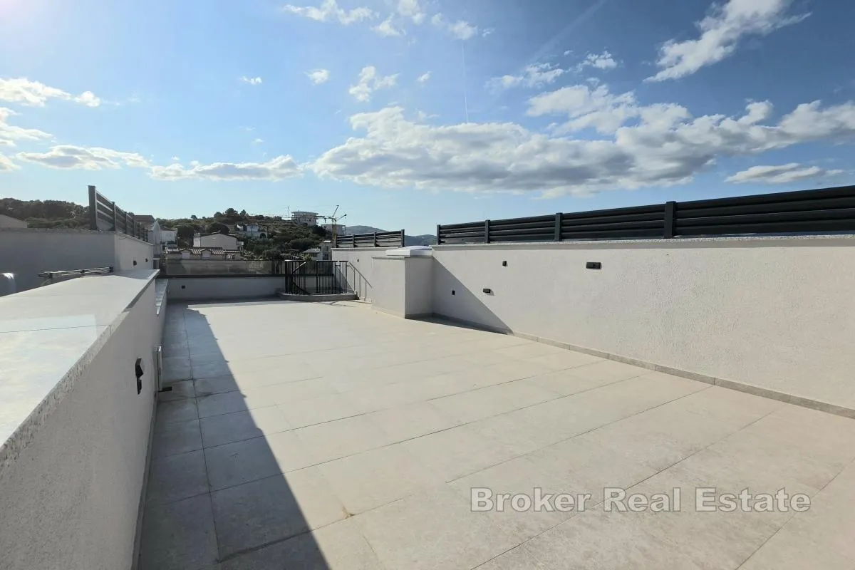 penthouse s krovnom terasom i pogledom na more - slika 7