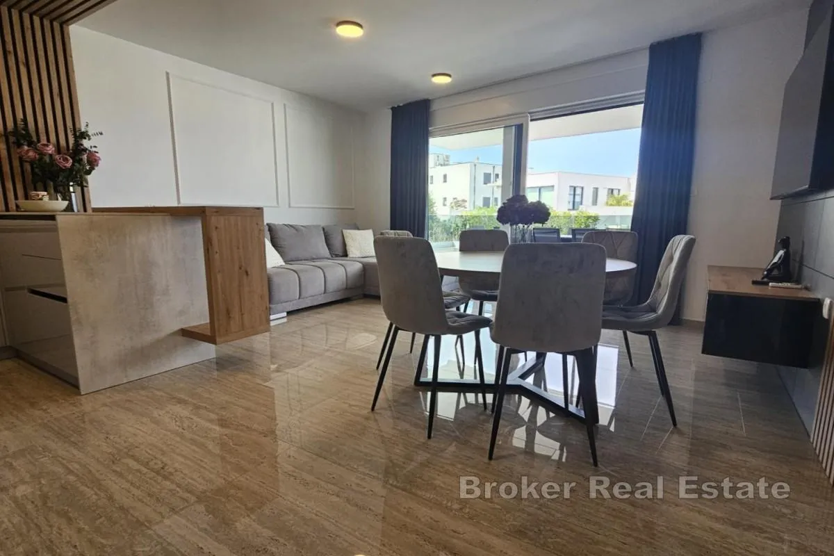 luksuzni apartman s bazenom - slika 7