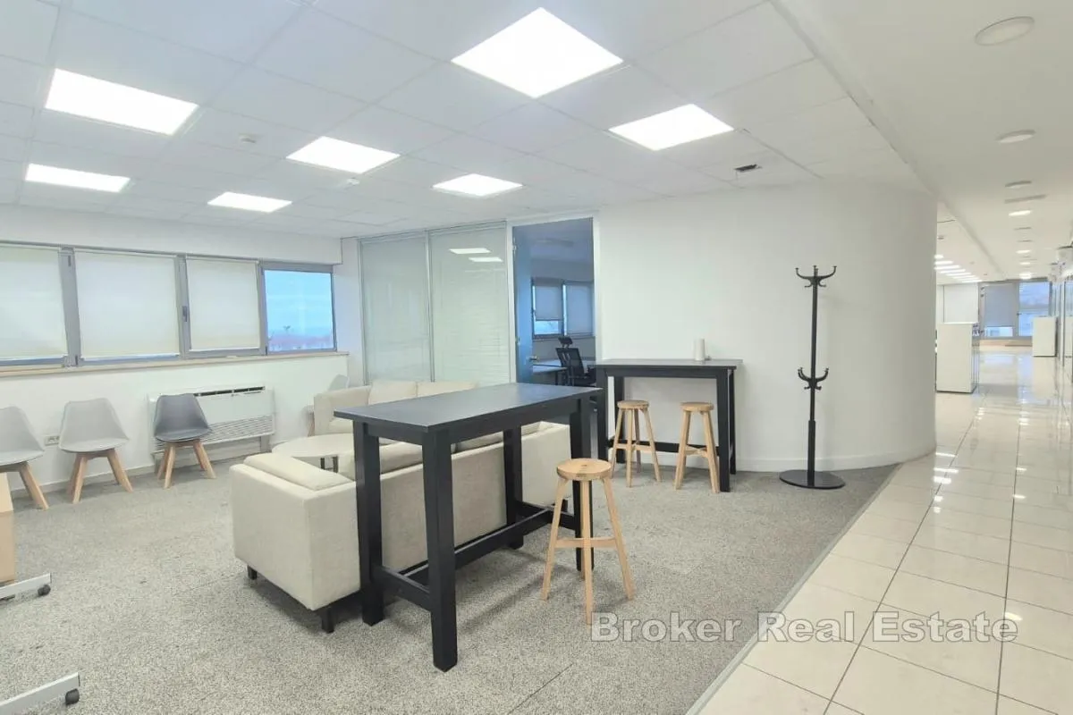 uredski prostor od 365 m² u poslovnoj zgradi - slika 2