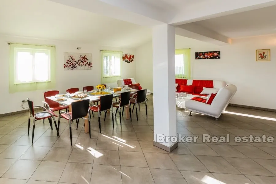 vila s bazenom u prekrasnoj prirodi - slika 12