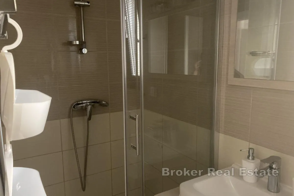 apartmanska kuća u prvom redu do mora - slika 11
