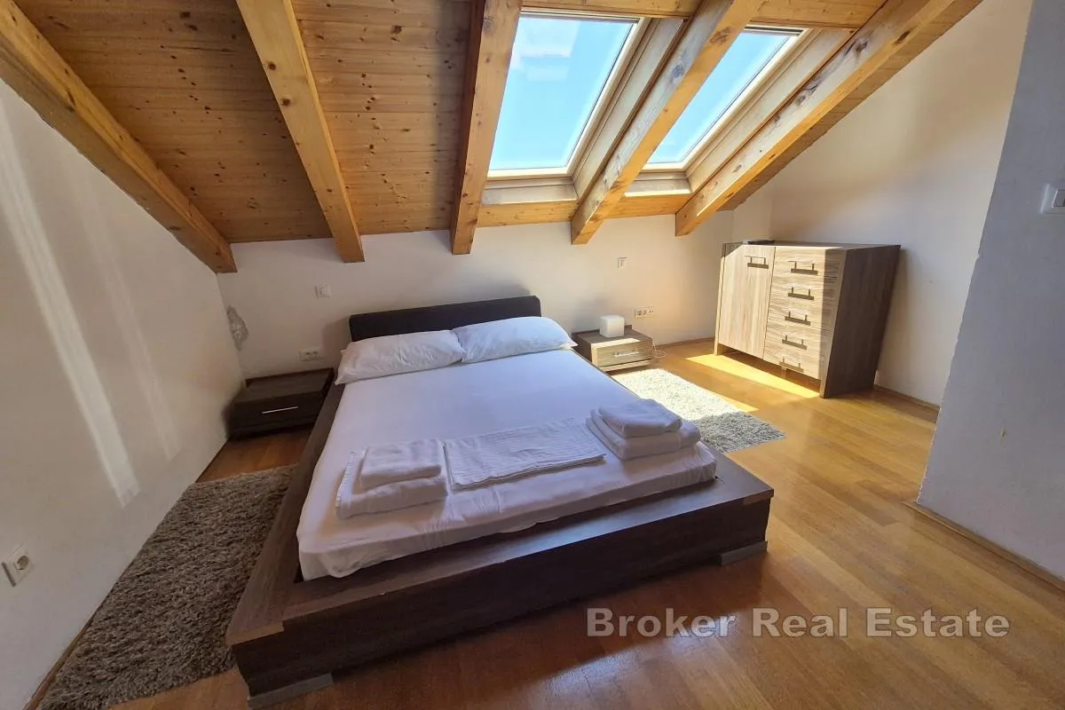 prekrasna vila s bazenom i 3 prostrana apartmana - slika 15