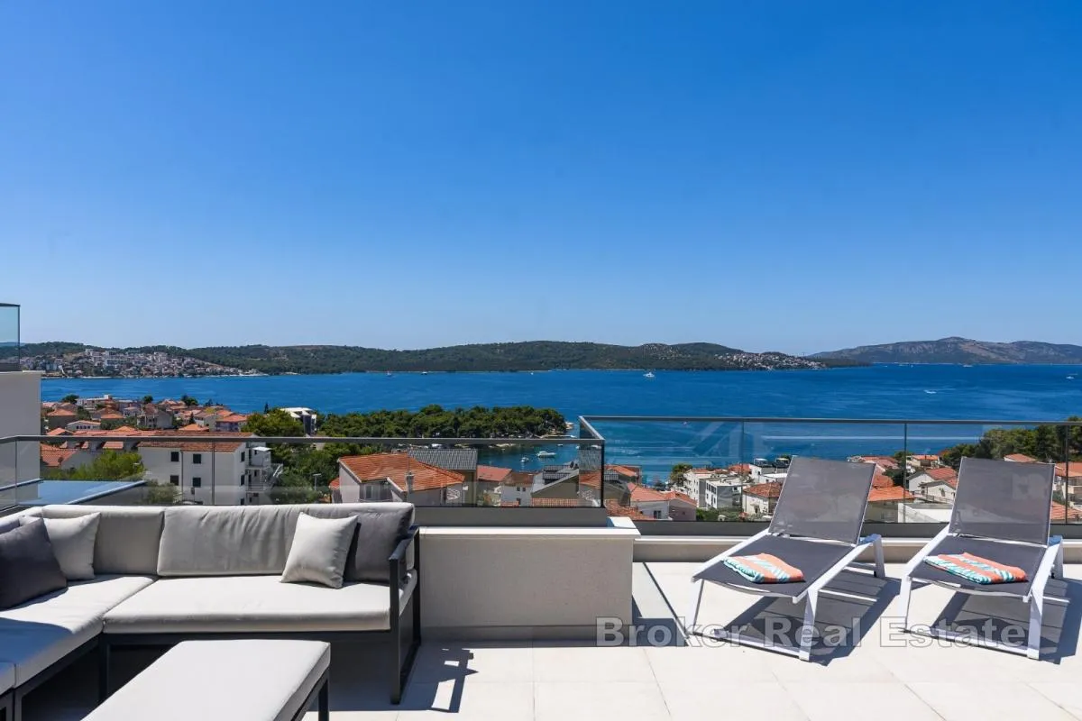dvoetažni penthouse s bazenom i pogledom na more - slika 2