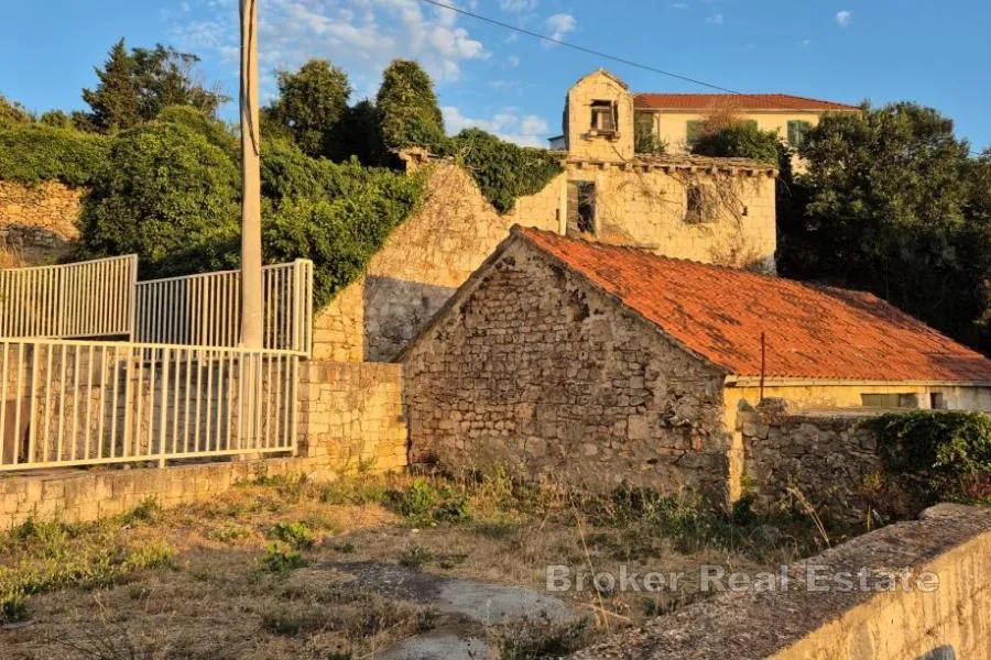 Ruševne kamene kuće s objektima - Brač, Brač