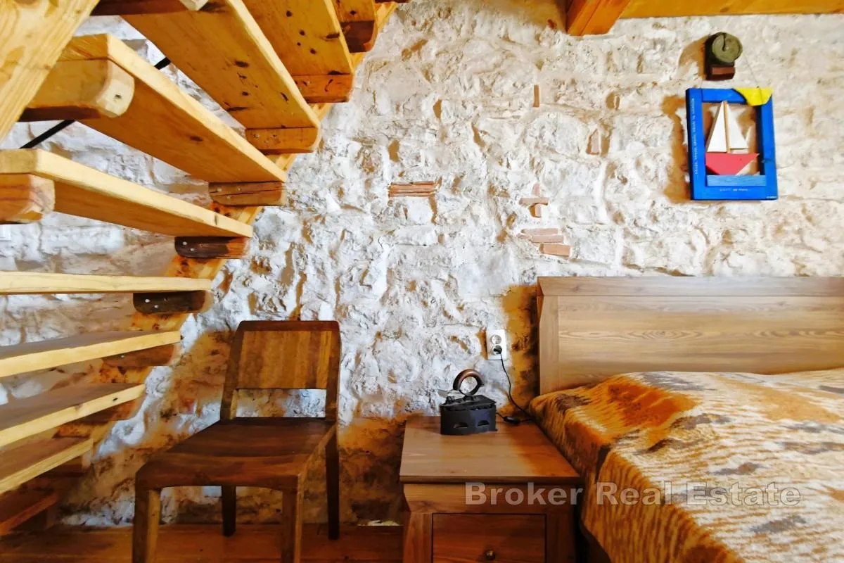 rustikalna kamena kuća s kaminom i terasom, blizina mora - slika 10